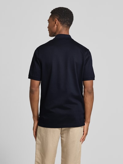 Männermodel trägt Regular Fit Poloshirt mit Strukturmuster von bugatti in Dunkelblau, reine Baumwolle, Rückenlänge 70 cm, Ganzkörperansicht Rückansicht.