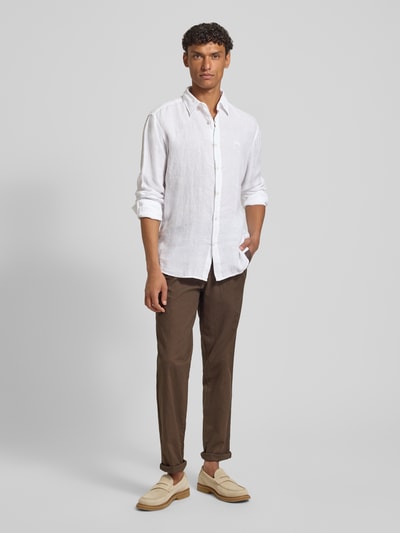 Mannelijk model draagt Straight Fit Leinenhose met elastische tailleband Modell 'Barton' van Matinique, linnenmix, katoen, rechte pijpen, achterzakken, bruine kleur, volledige lichaamsweergave van voren.