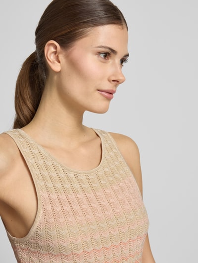 Modelka kobieca nosi sukienkę z dzianiny z mieszanki wiskozy model 'ROSALYN' od Guess, okrągły dekolt, bez rękawów, zbliżenie na górną część ciała.