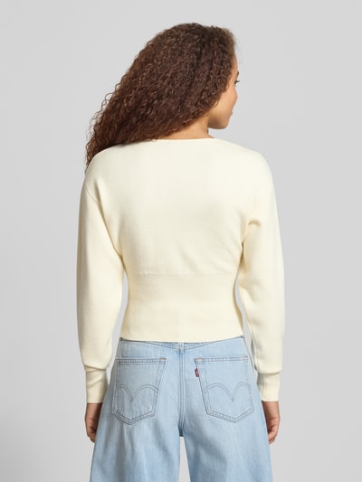 Modelka nosi Slim Fit Cardigan aus Viskose-Mix od Gina Tricot, krój regular fit, dzianinowa faktura, szerokie i elastyczne ściągacze, widok całej sylwetki z tyłu