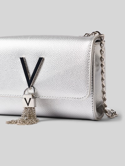 Produktfoto, schoudertas met labeldetail in zilver met fijne structuur, metalen ketting en V-hanger, Dames schoudertas van Valentino Bags