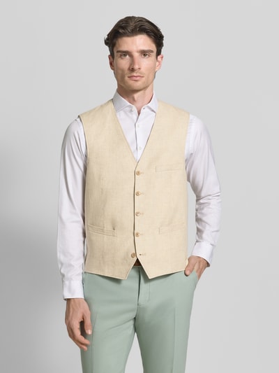 Męski model nosi Regular Fit Weste aus Leinen-Mix Modell 'Wilson-G' von Carl Gross, beż, prosty krój, leinen z wiskozą, przód z kieszeniami, guzikami, szerokość w rozmiarze 50: 52 cm, długość 66 cm, szerokość ramion 39 cm, widok całej sylwetki z przodu.
