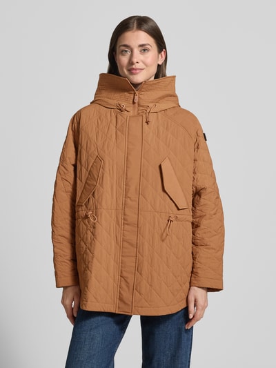Frauenmodel trägt Relaxed Fit Jacke in Stepp-Optik Modell 'Texel' von Peuterey in hellem Braun mit Stehkragen, Pattentaschen, Tunnelzug an der Taille, diagonale Stepp-Nähte, glatte Struktur, Rückenlänge bei Größe 38: 80 cm, Schulterbreite: 50 cm, Brustweite: 72 cm, Ärmellänge: 59 cm, Ganzkörperansicht von vorne.