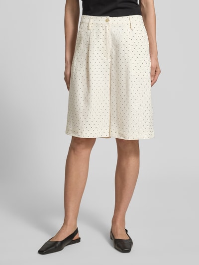 Frauenmodel trägt Bermudas im Allover-Look Modell 'Anja' von FREE/QUENT, heller Stoff mit schwarzen Punkten, weites Bein, Nahaufnahme Oberkörper.