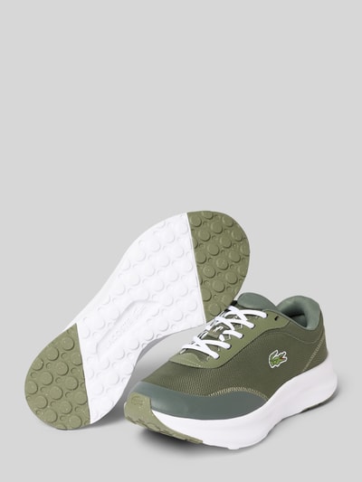 Produktfoto, Sneaker aus Mesh Modell 'NEO RUN ACE' von Lacoste in Olivgrün mit weißer Sohle, strukturierte Oberfläche, Herren Sneaker.