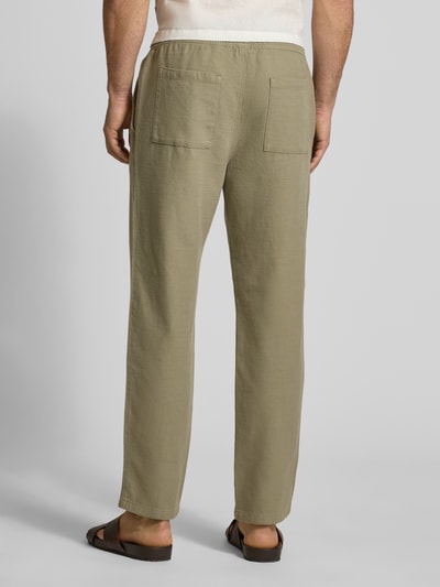 Männermodel trägt Hose mit elastischem Bund und Tunnelzug von JAKE*S STUDIO MEN in Beige aus reiner Baumwolle, Relaxed-Fit, Gesäßtaschen, Ganzkörperansicht Rückansicht.