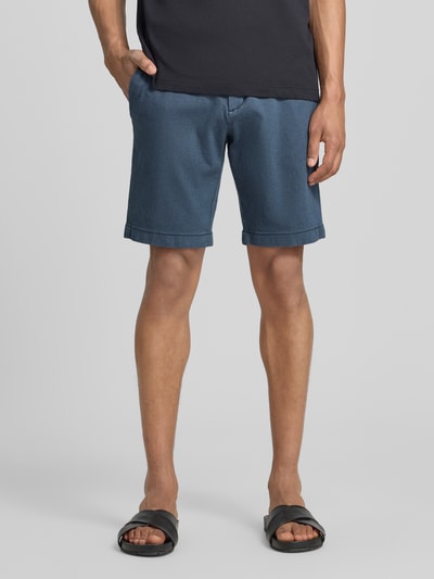 Männermodel trägt Regular Fit Chinoshorts aus Baumwoll-Mix von Tom Tailor Denim in Bi-Color-Optik mit Gürtelschlaufen, Eingrifftaschen, Knopf und verdecktem Reißverschluss, Ganzkörperansicht von vorne.