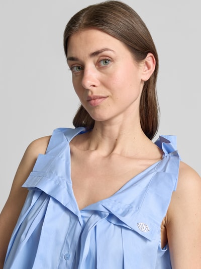 Frauenmodel trägt Bluse mit Umlegekragen und Rüschen von Rinascimento in Hellblau, Baumwoll-Mix, Label-Detail, Nahaufnahme Oberkörper.