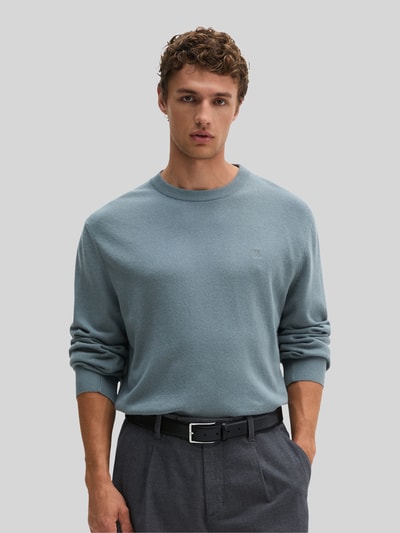 Männermodel trägt Regular Fit Pullover aus Baumwoll-Mix mit Schurwoll-Anteil von Marc O'Polo in Hellblau, Ganzkörperansicht von vorne, Herren Pullover.