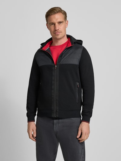 Männermodel trägt Regular Fit Jacke mit gefüttertem Stehkragen von Christian Berg Men, Reine Baumwolle, Kapuze, Eingrifftaschen, Ganzkörperansicht von vorne.