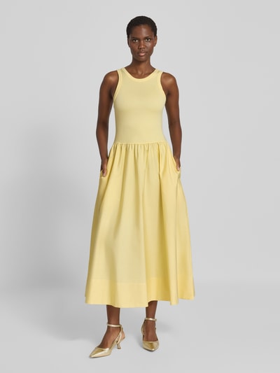 Kobiece model prezentuje Fit and Flare Freizeitkleid aus Viskose-Mix od Polo Ralph Lauren, jasny żółty kolor, gładka faktura, sukienka casualowa, całopostaciowe ujęcie z przodu.