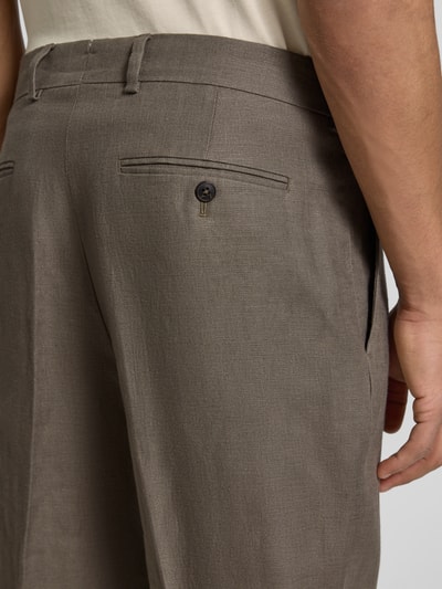 Männermodel trägt Regular Fit pantalon van linnen model 'BAIRD' van SELECTED HOMME in effen kleuren, detailopname rug.