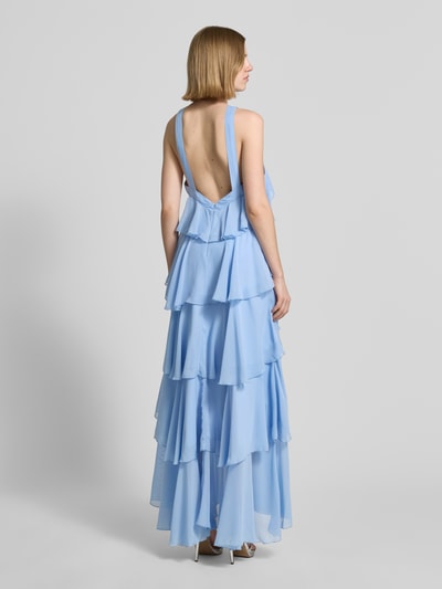 Frauenmodel trägt Volant Abendkleid mit V-Ausschnitt Modell 'FELICIA' von Vero Moda, Optik: Unifarben, Maxi-Länge, Materialverarbeitung: Chiffon, Ganzkörperansicht Rückansicht.