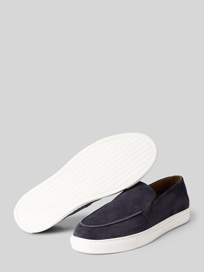 Produktfoto, Slip-on Sneaker aus Leder mit Logo-Muster von JOOP! SHOES, dunkelblau, weiße Sohle, abgerundete Spitze, Modell 'velluto coralie', Absatzhöhe 3 cm, Schafthöhe 6 cm, Schaftweite 14 cm