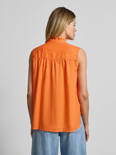 Vrouwenmodel draagt Blusentop aus Leinen mit Stehkragen und Knopfleiste van Emily Van den Bergh, puur linnen, regular fit, oranje, ruglengte maat 36: 67 cm, achteraanzicht.