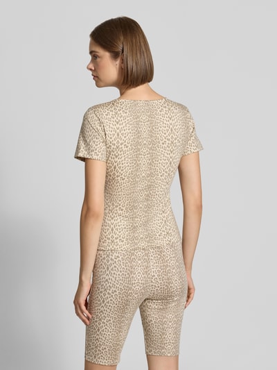 Frauenmodel trägt Slim Fit T-Shirt im Allover-Look Modell 'Kalina' von OH APRIL, beige-braun gemustert, Karree-Ausschnitt, Rückenlänge 51 cm, Ganzkörperansicht Rückansicht.