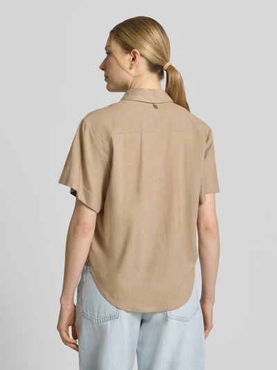 Frauenmodel trägt Loose Fit Kurzarmblusen aus Leinen-Viskose-Mix Modell 'ENCANTADA' von HUGO in Beige, unifarben, Ganzkörperansicht Rückansicht.