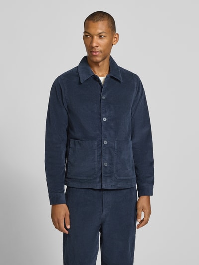 Männermodel trägt Hemdjacke mit Eingrifftaschen Modell 'HOLMDRUP' von Casual Friday in Dunkelblau, Baumwoll-Mix, Nahaufnahme Oberkörper.