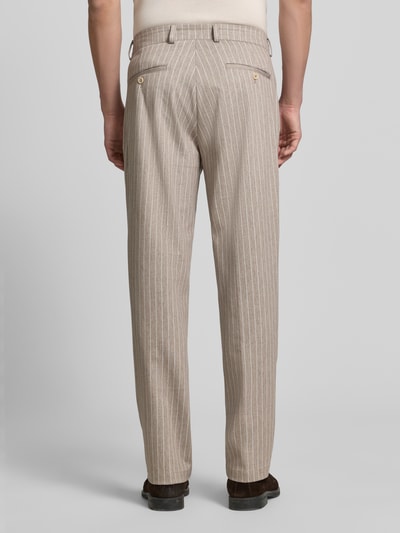 Männermodel trägt Hose mit Label-Detail Modell 'Orlando' von CG - Club of Gents im Regular-Fit Material-Mix mit Viskose-Anteil, Ganzkörperansicht Rückansicht. Bundweite bei Größe 50: 46 cm, Innenbeinlänge bei Größe 50: 80 cm. Beige Grundfarbe mit feinen weißen Streifen, glatte Textur.