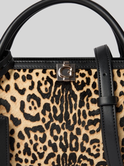 Produktfoto, Shoulder Bag aus echtem Rindsleder Modell 'Audrey' von GUESS mit Animal-Print, Logo-Detail, schwarzer Riemen, Nahaufnahme Oberteil