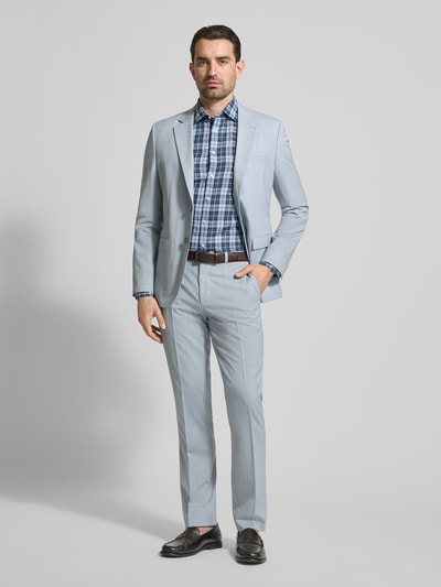 Männermodel trägt Regular Fit Business-Hemd mit Kentkragen von Jake*s aus Leinen-Baumwoll-Mix, kariert, Knopfleiste, Ganzkörperansicht von vorne.
