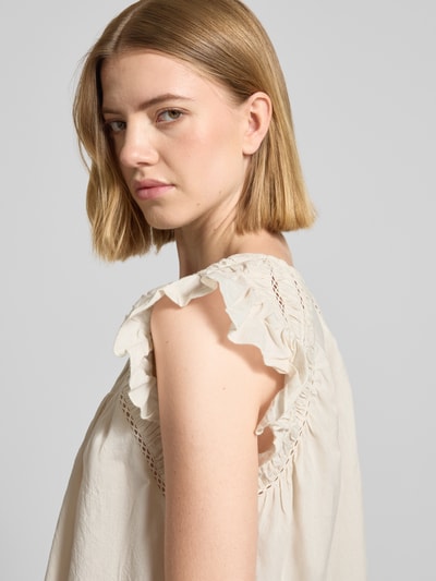 Frauenmodel trägt Bluse mit Schmetterlingsärmeln Modell 'Woda Izha' von MOS MOSH aus Reine Baumwolle, cremefarben, Nahaufnahme Oberkörper. Rückenlänge 55 cm, Ärmellänge 7 cm, Tunikakragen, Smok-Details, Straight Fit.