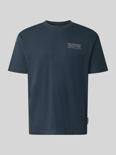 Produktfoto, dunkelblaues Relaxed Fit T-Shirt aus reiner Baumwolle von Marc O'Polo DENIM mit kleiner weißer Aufschrift auf der Brust, glatte Textur