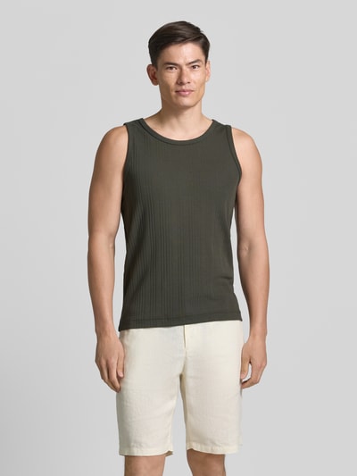 Männermodel trägt Regular Fit Tank Top aus Baumwoll-Mix Modell 'ANDRE' von SELECTED HOME, olivgrün, gestreifte Struktur, Ganzkörperansicht von vorne.