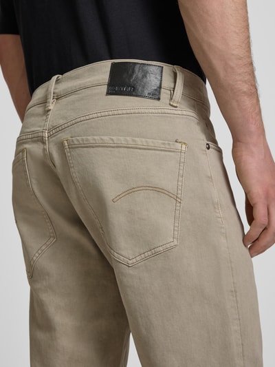 Männermodel trägt Jeansshorts mit Eingrifftaschen Modell 'Mosa' von G-Star Raw, sandfarbener Baumwoll-Elasthan-Mix, Regular-Fit, Nahaufnahme Rückansicht, Bundweite bei Größe 32: 45 cm, Innenbeinlänge bei Größe 32: 32 cm.