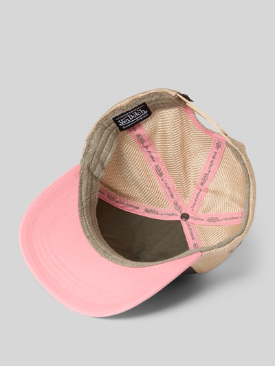 Produktfoto, Trucker Cap mit Label-Patch Modell 'Terry' von Von Dutch für Herren aus Baumwoll-Mix, verstärkter Schirm, verstellbarer Riegel an Rückseite, kontrastreiche Farben beige und rosa, Mesh-Struktur und glatte Textur am Schirm