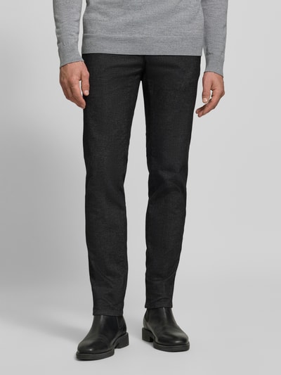 Männermodel trägt Schmale Hose aus Baumwoll-Mix Modell 'Fabio' von Brax in Dunkelgrau mit matter Textur, Herren Schmale Hose, Nahaufnahme Unterkörper.