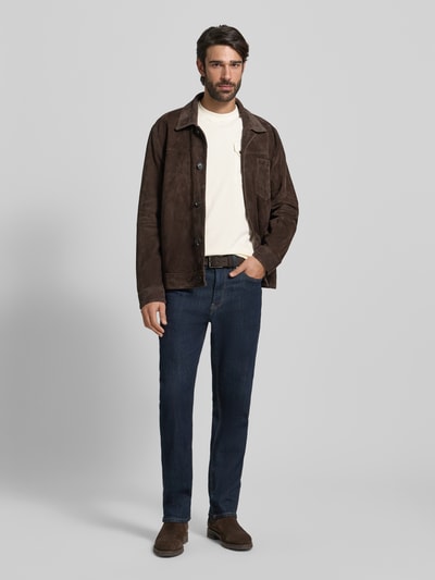 Männermodel trägt Relaxed Fit Langarmshirt aus Baumwoll-Mix von Barbour, Optik: unifarben, Brusttasche, Ganzkörperansicht von vorne.
