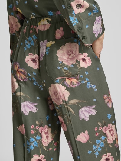 Frauenmodel trägt Hose aus Viskose mit elastischem Bund von Oui, Allover-Look mit floralen Mustern, Regular-Fit, Detailaufnahme Rückansicht.