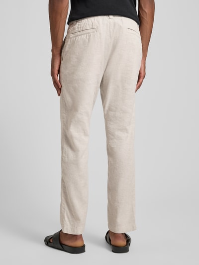 Männermodel trägt Regular Fit Leinenhose aus Leinen-Mix Modell 'SANDERSON' von BOSS Orange in Beige mit Gesäßtaschen, Ganzkörperansicht Rückansicht.