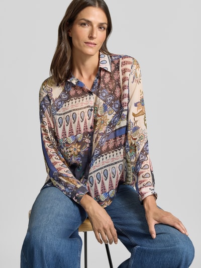 Vrouwenmodel draagt Regular Fit overhemdblouse uit zuiver viscose van Milano Italy met allover print, overhemdkraag en lange mouwen, knoopsluiting, ruglengte maat 36: 61 cm, mouwlengte maat 36: 61 cm, close-up bovenlichaam.