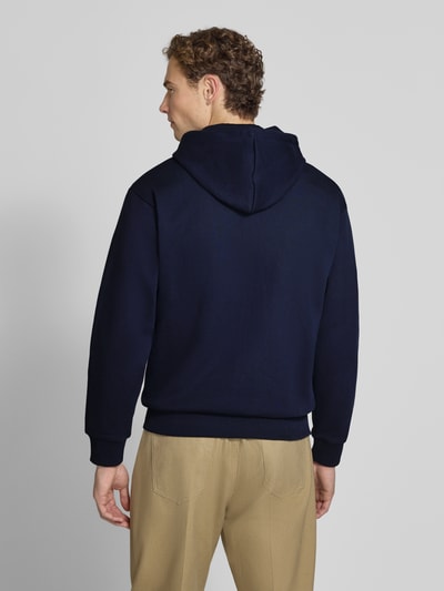 Mannelijk model draagt navy regular fit sweatjack van katoenmix, Regular Fit Sweatjacke aus Baumwoll-Mix van Lacoste, Heren sweatjack, Ganzlichaamsaanzicht achterkant.