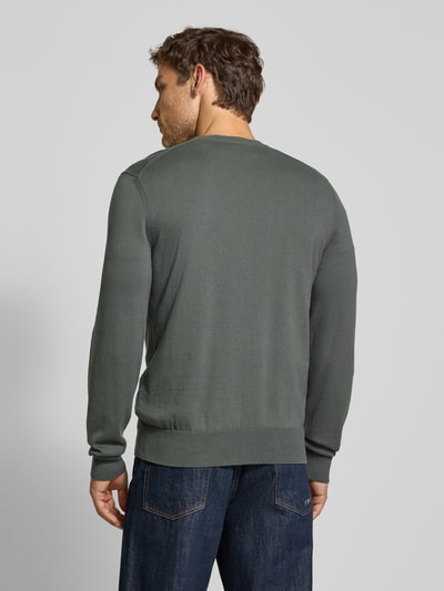 Männermodel trägt Regular Fit Pullover aus Baumwoll-Kaschmir-Mix Modell 'Kanovano_S' von BOSS Orange, dezentes Grau, Ganzkörperansicht Rückansicht.