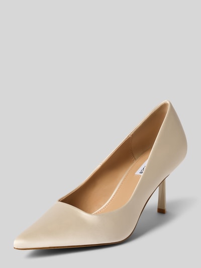 Produktfoto, Pumps mit Pfennigabsatz Modell 'Vivion' von Steve Madden in cremefarbenem Satin, spitz zulaufend, Glanzstruktur, 7 cm Absatzhöhe, 8 cm Schafthöhe, 20 cm Schaftweite