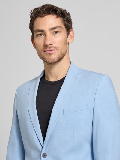 Männermodel trägt Regular Fit Anzugsakko mit Viskose-Anteil von s.Oliver BLACK LABEL in mêlee, reverskraag, 2-knoopsluiting, borstzak, binnenzak, lange mouw, kissing buttons, loopsplit, zakken met klep, regular fit pasvorm, melangelook. Nahaufnahme oberkörper.