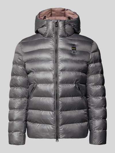 Produktfoto, Steppjacke mit Zweiwege-Reißverschluss Modell 'ADAMS' von Blauer USA in glänzendem Grau, wattierte Optik, Kapuze mit Tunnelzug, sichtbares Label-Detail, regular Fit, strukturierte Oberfläche.