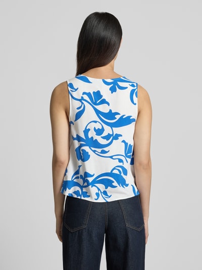 Frauenmodel trägt Loose Fit Top aus reiner Viskose Modell 'EASY JOY' von Vero Moda, efekt: wzór na całej powierzchni, dekolt w serek, bez rękawów, materiał: wiskoza, Ganzkörperansicht Rückansicht
