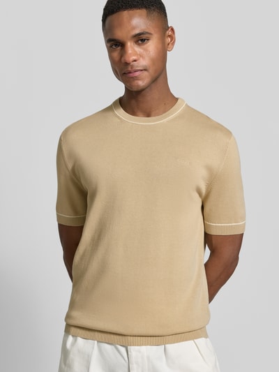 Männermodel trägt Strickshirt mit Rundhalsausschnitt von Gant in Beige, Baumwoll-Modal-Mix, gerader Schnitt, Nahaufnahme Oberkörper.