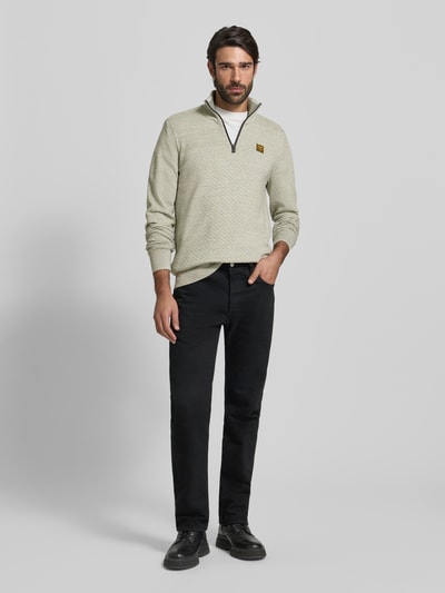 Männermodel trägt Strickpullover mit Stehkragen von PME Legend, helle Farbe, Regular Fit, Baumwolle, kurzer Reißverschluss, Label-Detail, gerippte Abschlüsse, Ganzkörperansicht von vorne.
