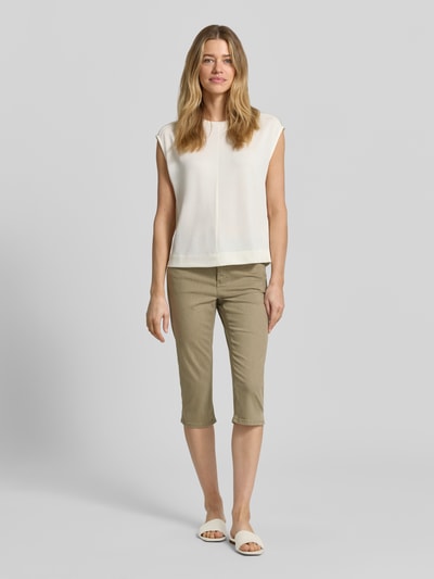 Vrouwenmodel draagt capribroek van Angels model 'AnnaCapri Sporty' in katoenmix met stretch, slim fit, elastische band, binnenbeenlengte 46 cm, bandwijdte 39 cm, kleur licht beige, volledige lichaamsweergave van voren.