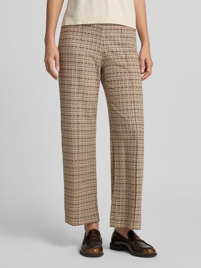 Frauenmodel trägt Schlaghose mit elastischem Bund von Raffaello Rossi, Allover-Gitterkaro in Beige-Schwarz, Baumwollmix, 7/8-Länge, Nahaufnahme Unterkörper.