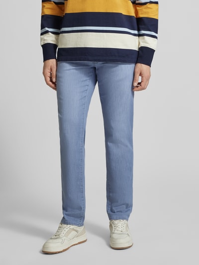 Männermodel trägt Regular Fit Jeans im Used-Look Modell 'Cadiz' von BRAX, aus Baumwoll-Mix mit Stretch-Anteil, Eingrifftaschen, hellblaue Farbgebung, Bundweite 44 cm, Innenbeinlänge 80 cm, Ganzkörperansicht von vorne.