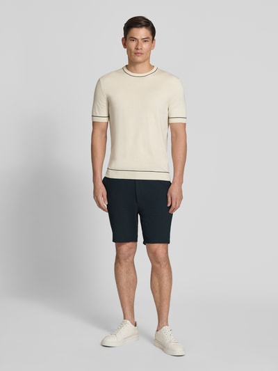 Männermodel trägt Regular Fit Bermudas mit Viskose-Anteil Modell 'KANE1' von BOSS, gestreift, Seersucker-Optik, Ganzkörperansicht von vorne.