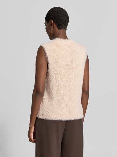 Vrouwenmodel draagt Regular Fit spencer in tricotlook van Christian Berg Woman, ronde hals, mouwloos design, ruglengte maat S/M 56 cm, geheellichaamsaanzicht achteraan.