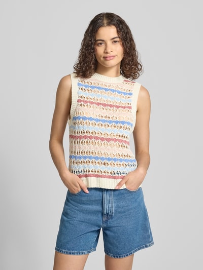 Vrouwenmodel draagt Regular Fit Strick-Top met groben Strickmustern Modell 'GEENA' van ONLY in lichte kleuren, dames knitwear, vooraanzicht bovenlichaam.