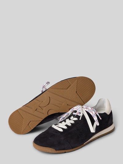 Produktfoto, Sneaker aus Leder mit Schnürung von Högl in Schwarz mit weißen Details, abgerundeter Spitze, Gummisohle, flacher Absatzhöhe 1 cm, Schafthöhe 8 cm, Schaftweite 9 cm, Farbkontrast durch weiße Schnürsenkel mit Muster.
